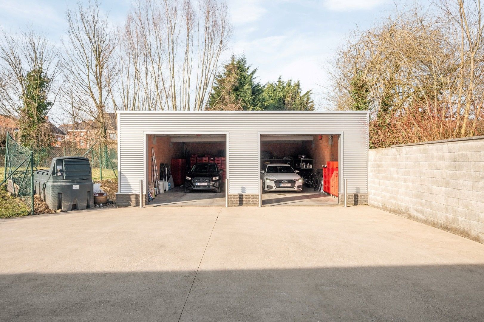 Unieke eigendom met vrijstaande woning met kantoor, loods en een grote dubbele garage foto 25