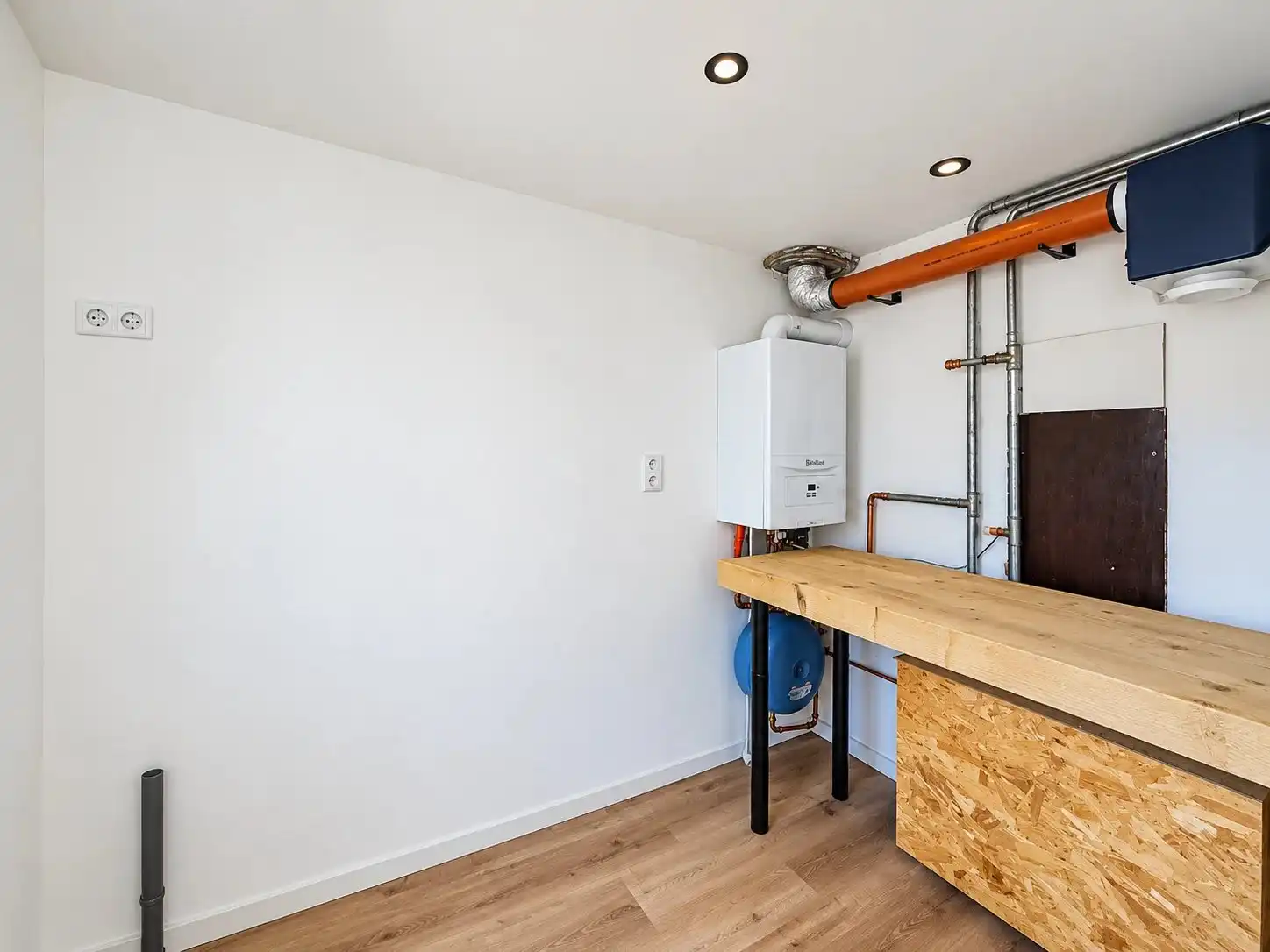 Ruime gerenoveerde woning met 5 slaapkamers, 2 badkamers, garage en grote loods in Lommel. foto 17