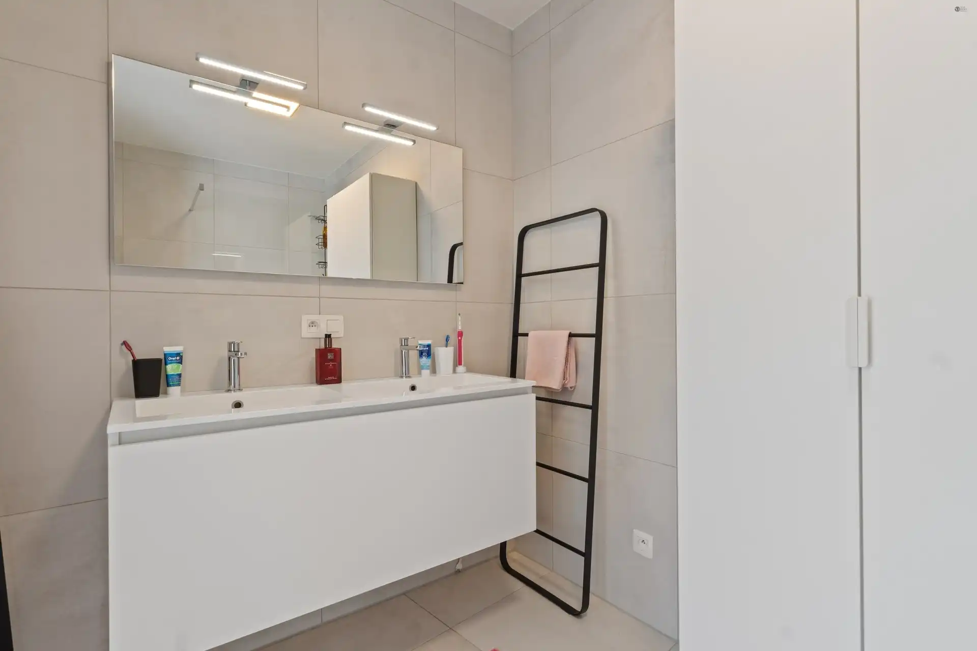 Luxueus afgewerkt gelijkvloers appartement te centrum Stekene foto 19