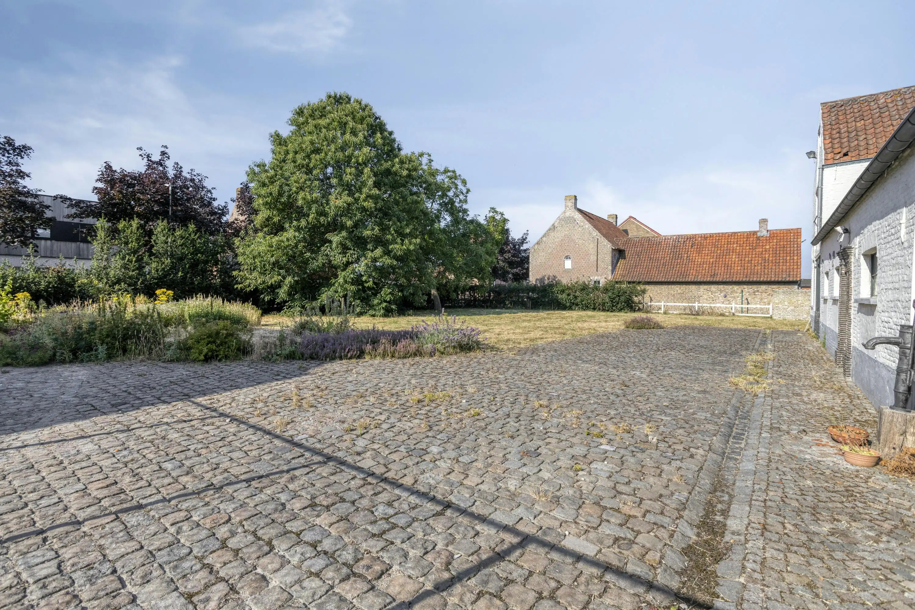 Veelzijdige te renoveren hoeve te koop in Jabbeke foto 3