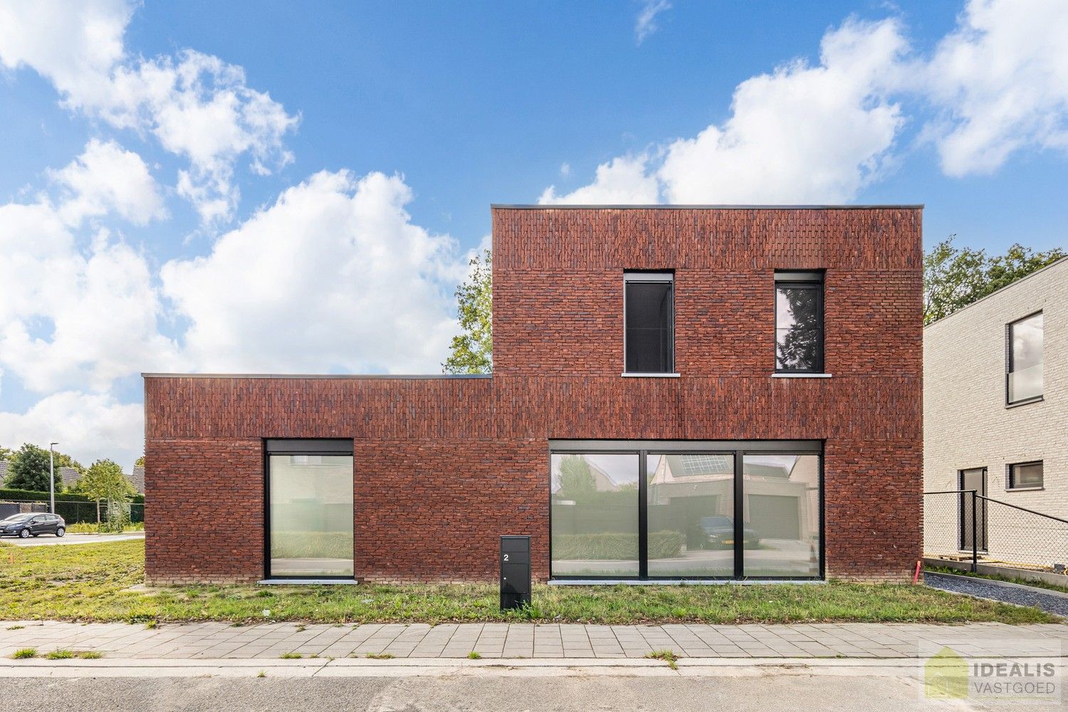 PRACHTIGE NIEUWBOUWWONING MET EEN HEERLIJK LICHTRIJKE WOONKAMER MET OPEN KEUKEN, RUIME BERGING, BUREEL, 3 SLAAPKAMERS, RUIME DRESSING EN RUIME BADKAMER VOORZIEN VAN ALLE COMFORT! EEN HEERLIJK RUIM HUIS MET EEN NAAR WENS AAN TE LEGGEN TUIN, OP EEN GEGEERDE LOCATIE NABIJ HET CENTRUM VAN PEER! foto {{pictureIndex}}