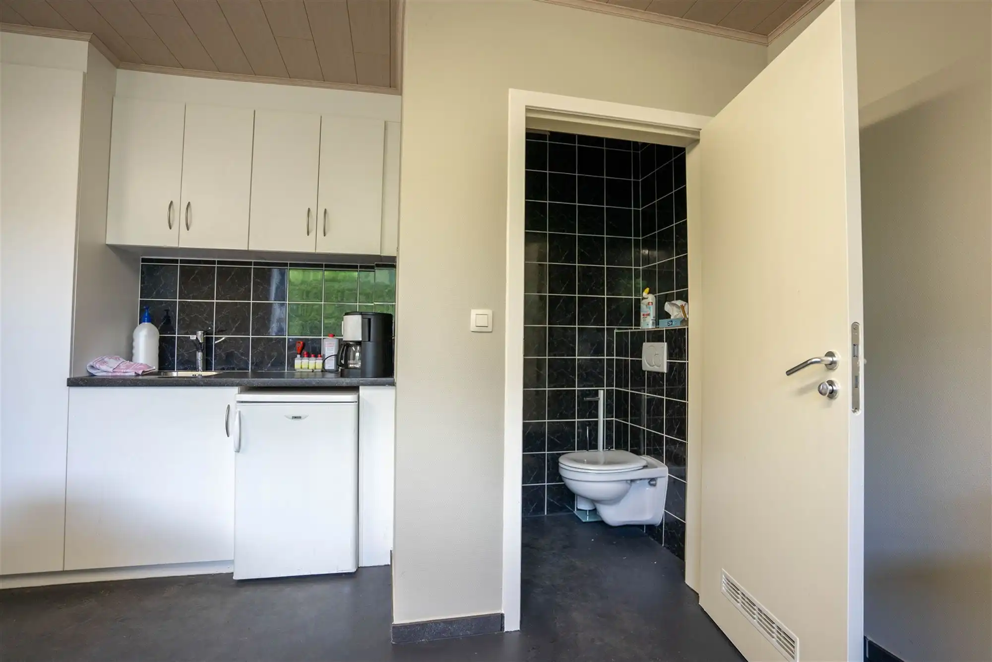 Ruime loods van 400m² met kantoor en parking foto 14