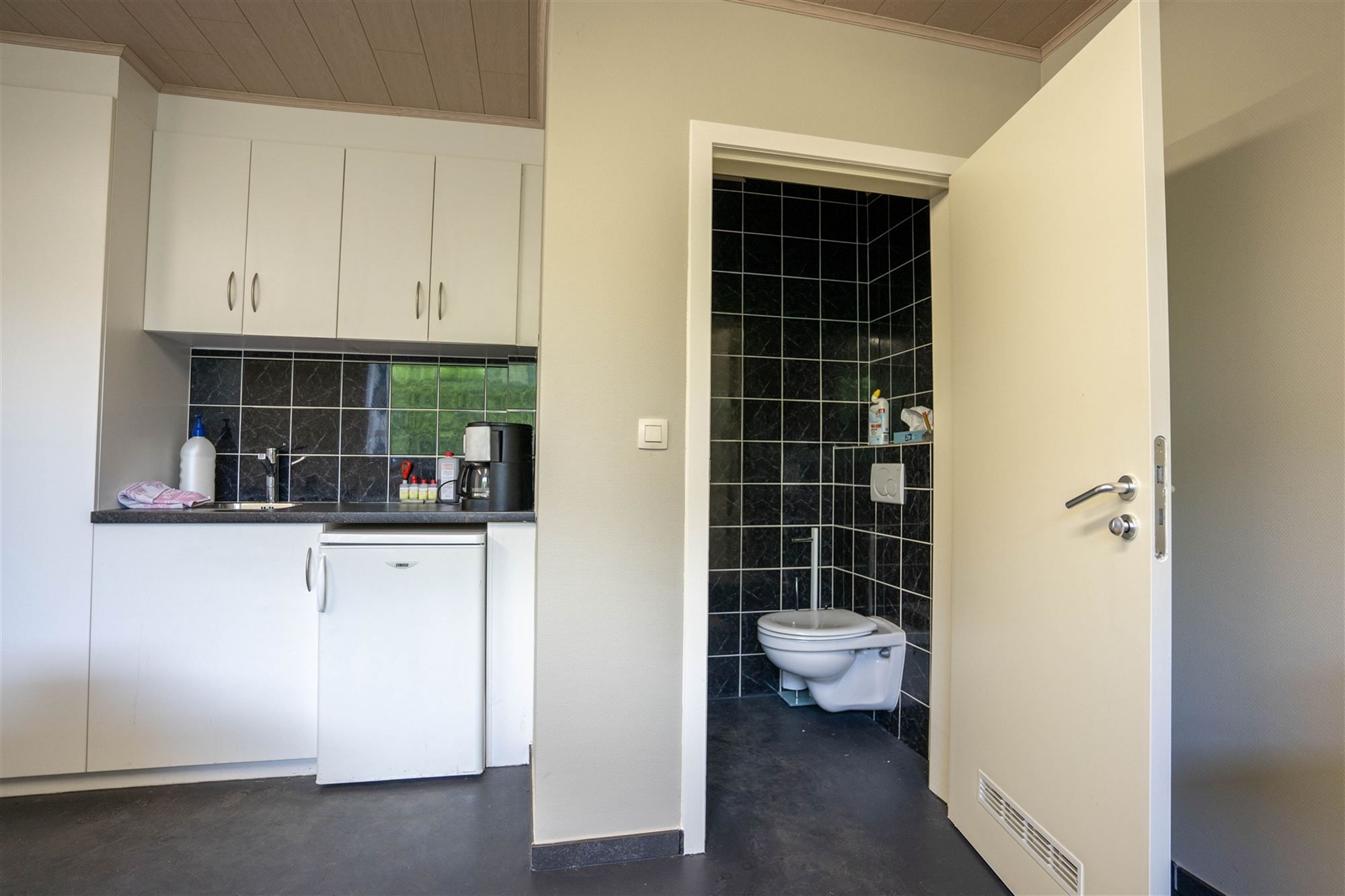 Ruime loods van 400m² met kantoor en parking foto 14