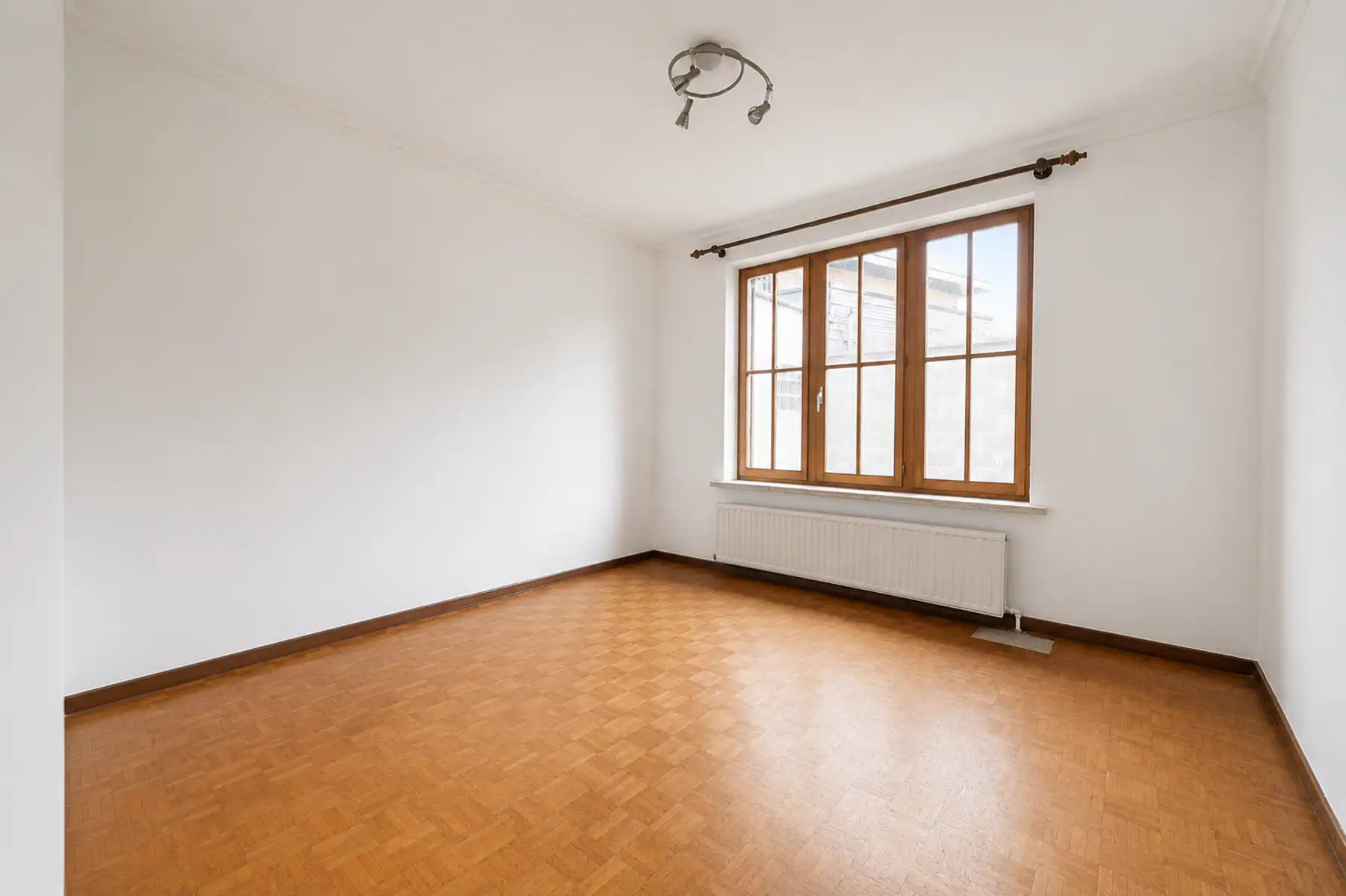 Bungalow met 4 slaapkamers, zolder, garage en tuin  foto 9