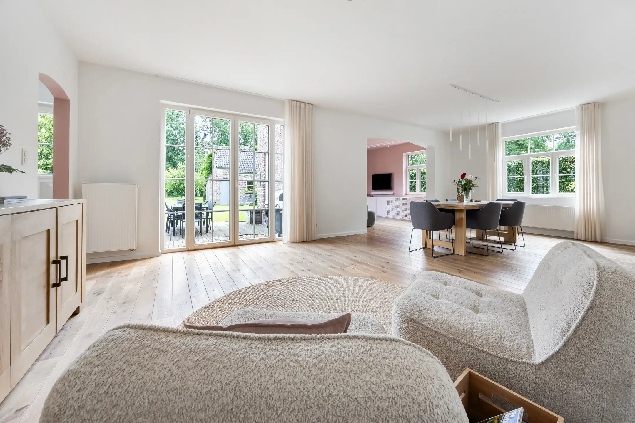 Rustig gelegen villa met prachtige tuin en zwemvijver foto 5