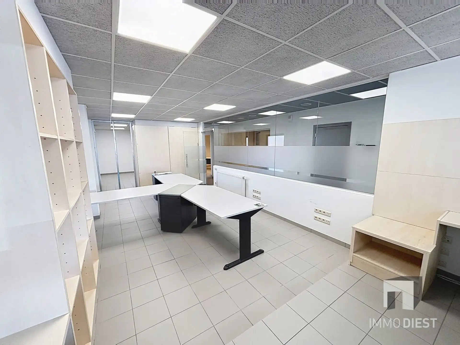 Handelsgelijkvloers van 230m² met private, achterliggende parking voor 3 wagens. foto 9