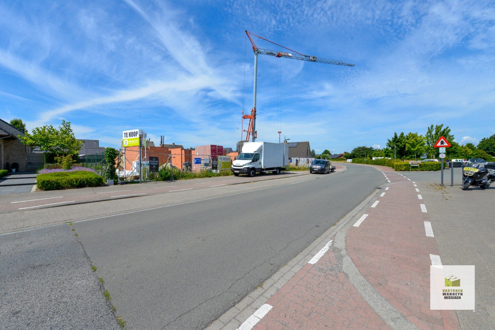 Tijdloze halfopen nieuwbouwwoning met 3 slaapkamers + gelijkvloerse slaapkamer op 461 m2 foto 3