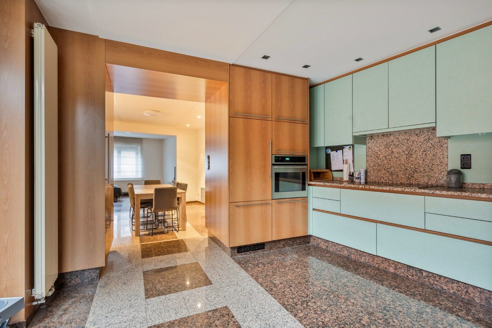 Verrassend ruime woning met knap terras en diepe tuin foto 6
