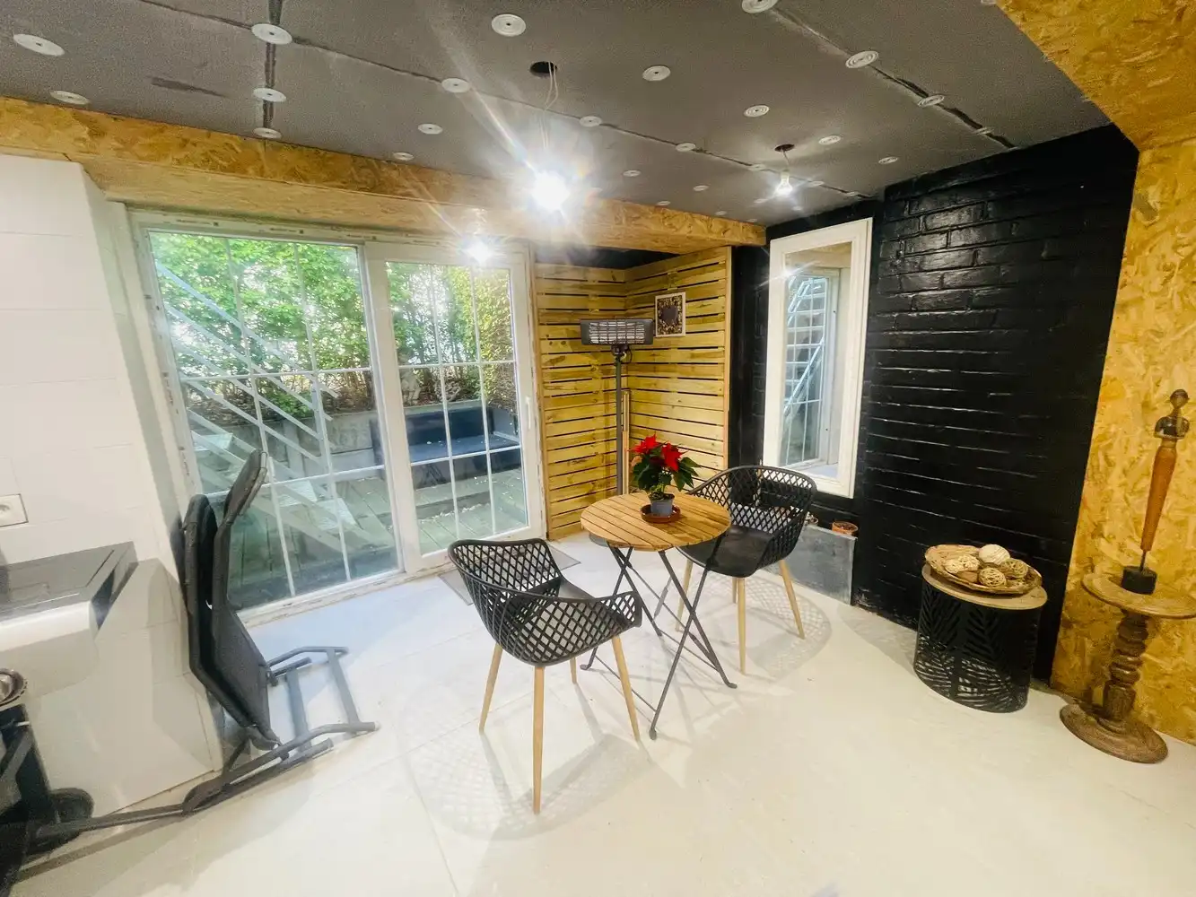 Zeebrugge op 50meter van het strand Uiterst charmante totaal gerenoveerde RUIM WOONHUIS met 5 SLAAPKAMERS en 3 BADKAMERS en 3 TERRASSEN. Grote troef is 2 AUTOSTAANPLAATSEN en ruime GARAGE.&nbsp; Oprit, grote garage, werkplaats, plaats voor fietsen, ingerichte STUDIO met tuintje op het zuiden. &nbsp;1éV:&nbsp; Zalige living , ingerichte open keuken, uitgevend op een groot zonneterras.Long island style. 2é V: 3 leuke slaapkamers , 2 badkamers. Onder het dak&nbsp; 4 é slaapkamer uitgevend op mooi terras met prachtig vergezicht.Bebouwde oppervlakte van 230 m2 Grondoppervlakte is 137m2 Magnifiek, Perfect onderhouden&nbsp; Juist verhuizen ! Zalig Wonen!&nbsp; Zowel hoofverblijfplaats, als vakantieverblijf aan Zee . foto 25