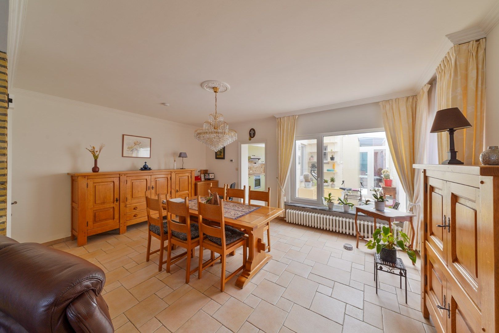 Halfopen woning met garage en zonnig terras te Mariakerke foto 6