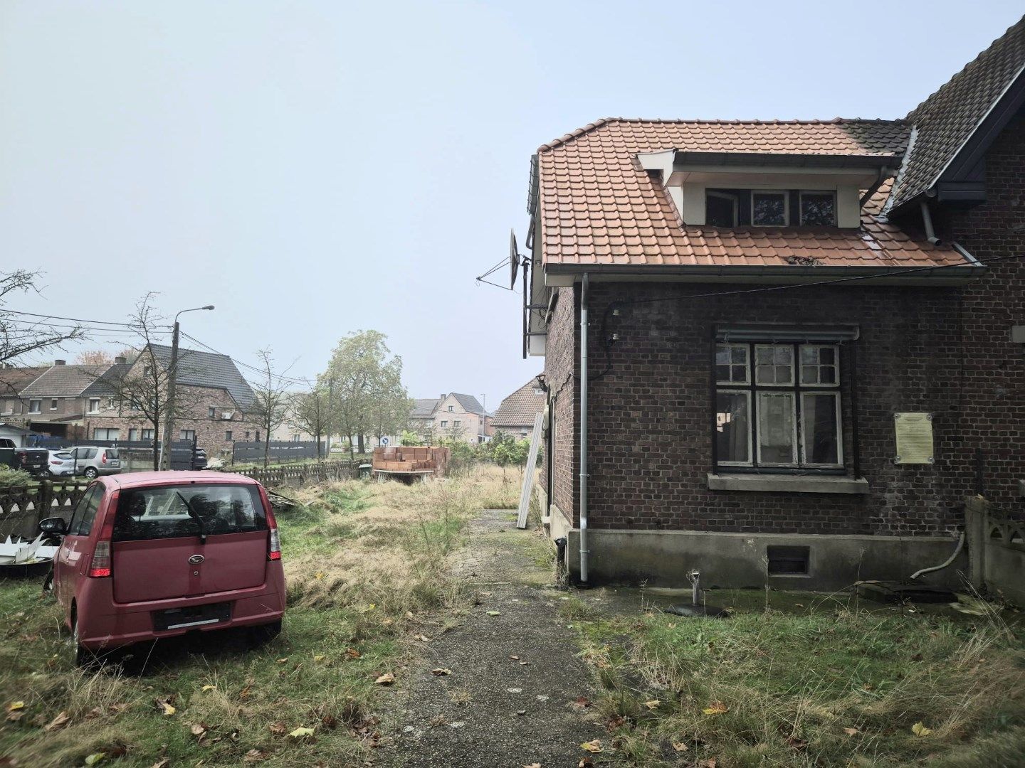 Karaktervolle tuinwijkwoning te koop in Genk: Maak uw droomproject waar! foto 2