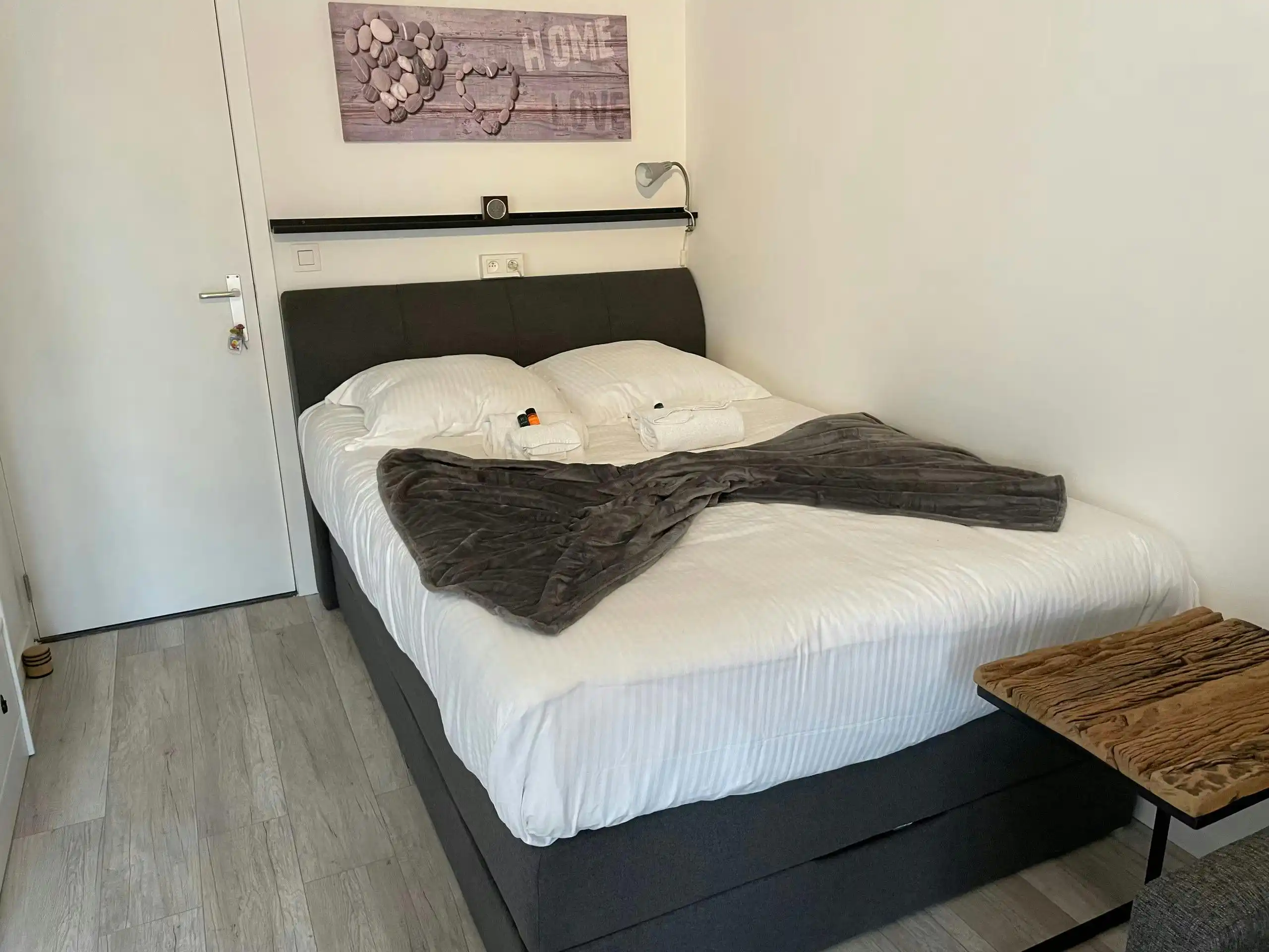 Ruime gerenoveerde studio met terras vlakbij de Zeedijk foto 8