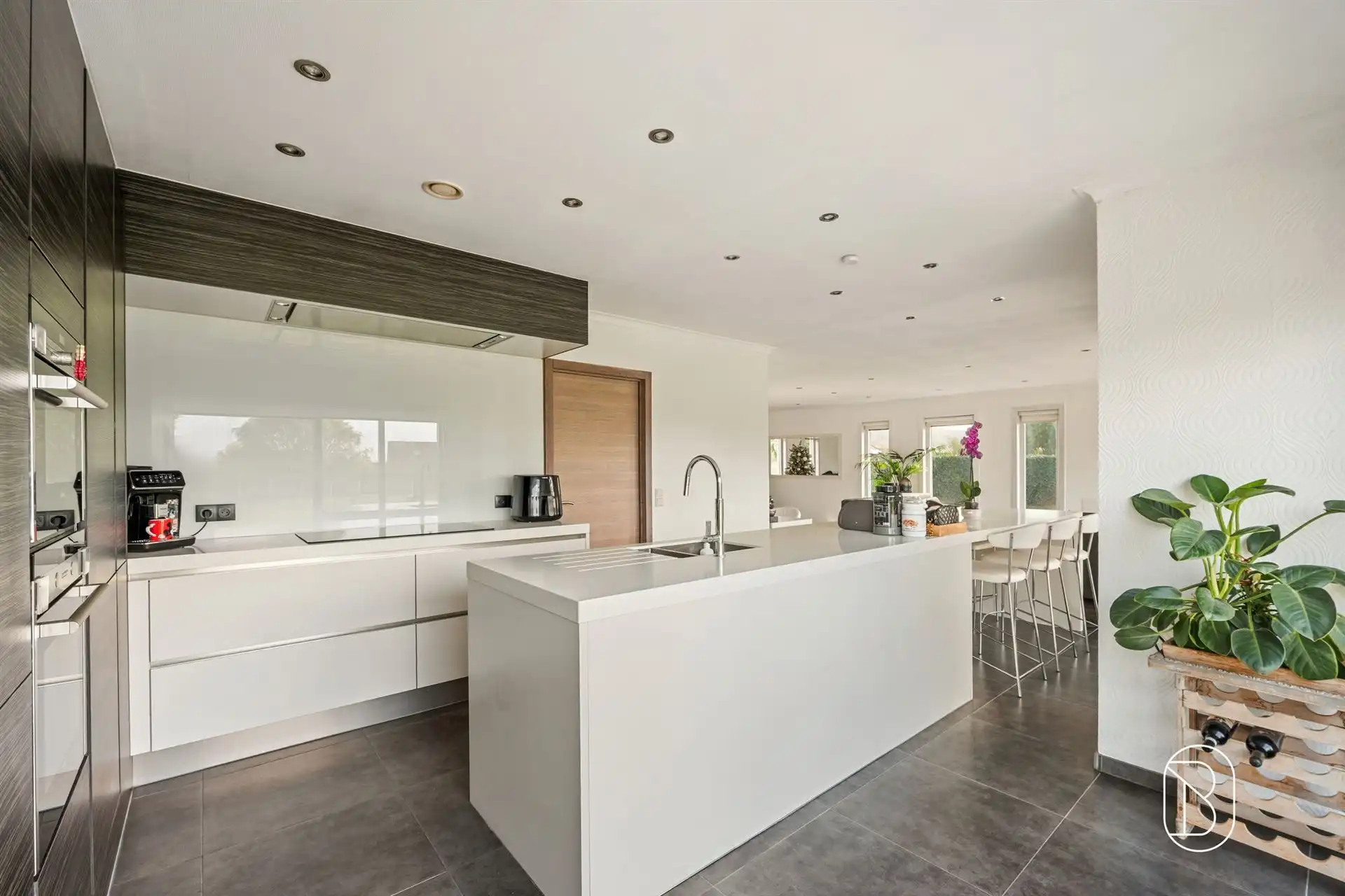 Villa met verwarmd zwembad en 2 garages!  foto 12