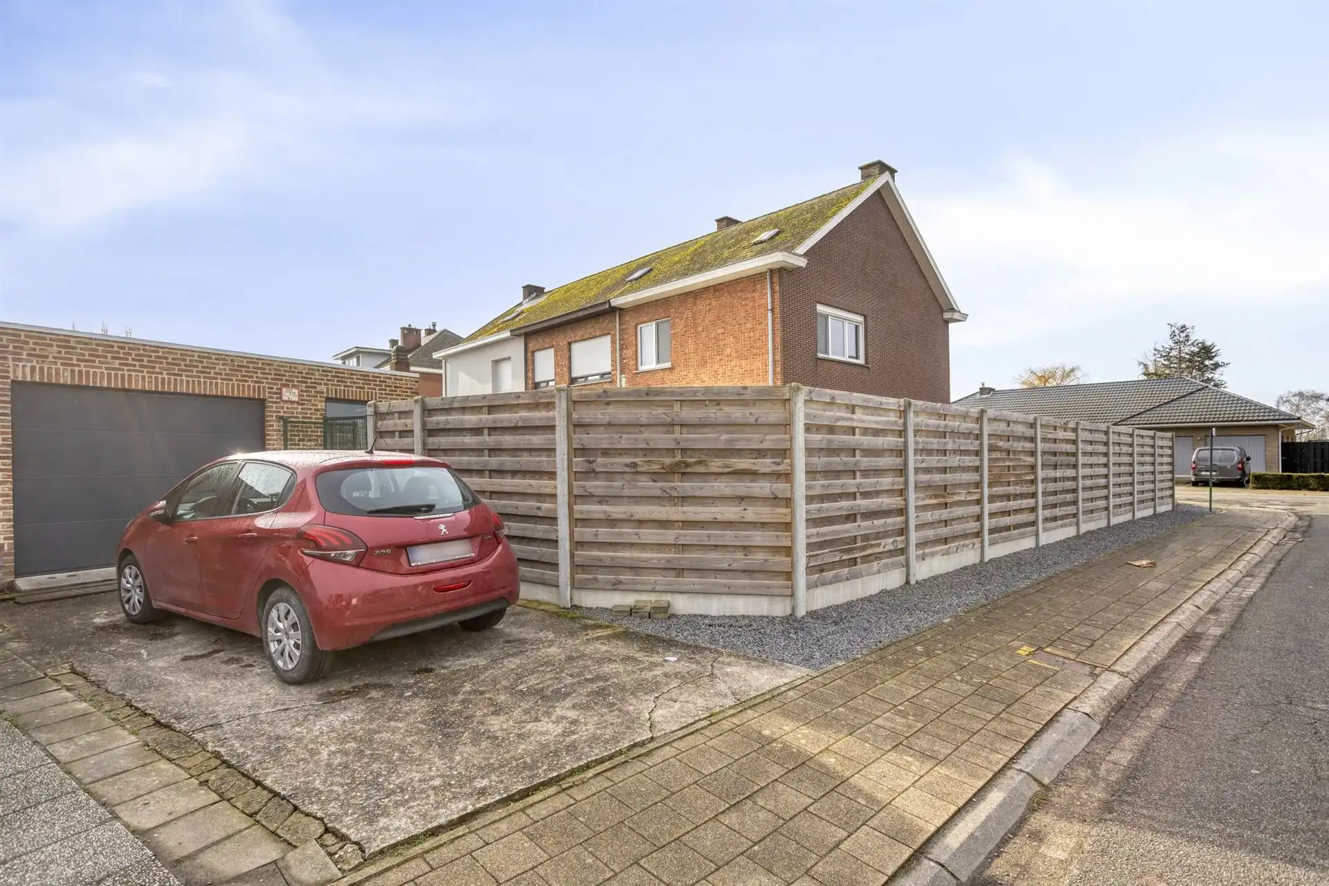 Halfopen bebouwing met 2 (mog. 3) slaapkamers en garage.  foto 24