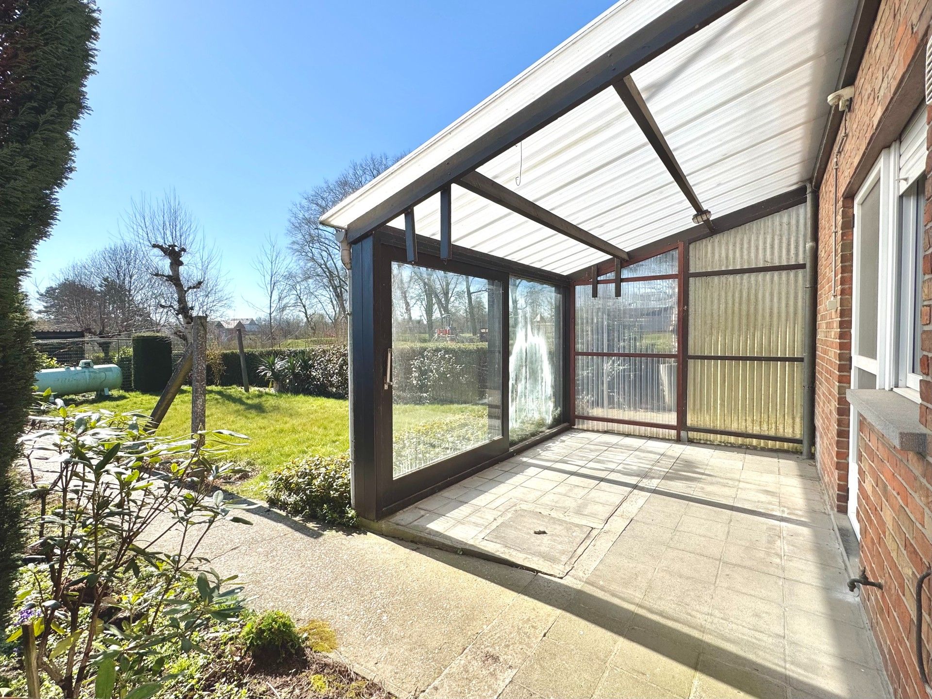 RUIME VRIJSTAANDE  WONING MET GROTE TUIN foto 27