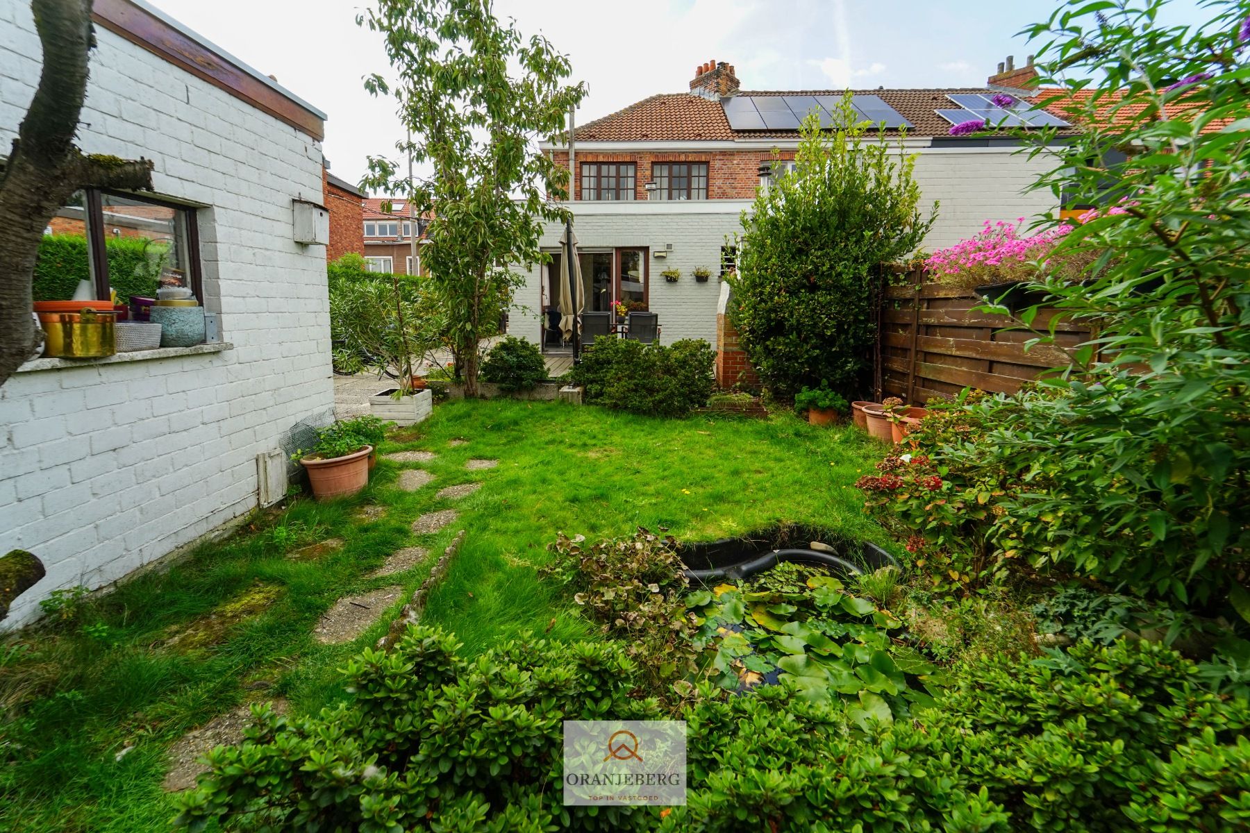 COMPROMIS IN OPMAAK! Charmante halfopen woning met oprit, tuin én garage te koop nabij UZ foto 16