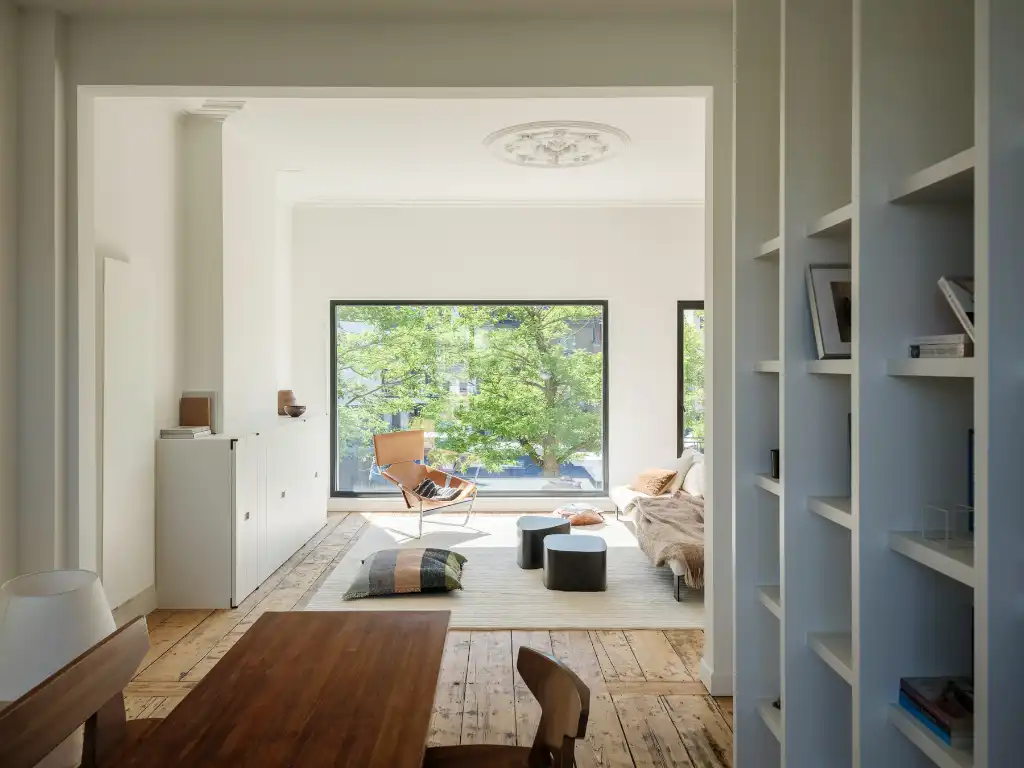 Klassevolle herenwoning met interieur van Peter Ivens & Bea Mombaers, volwassen stadstuin, inpandige garage en uitzonderlijk zicht op de Visserij. foto {{pictureIndex}}