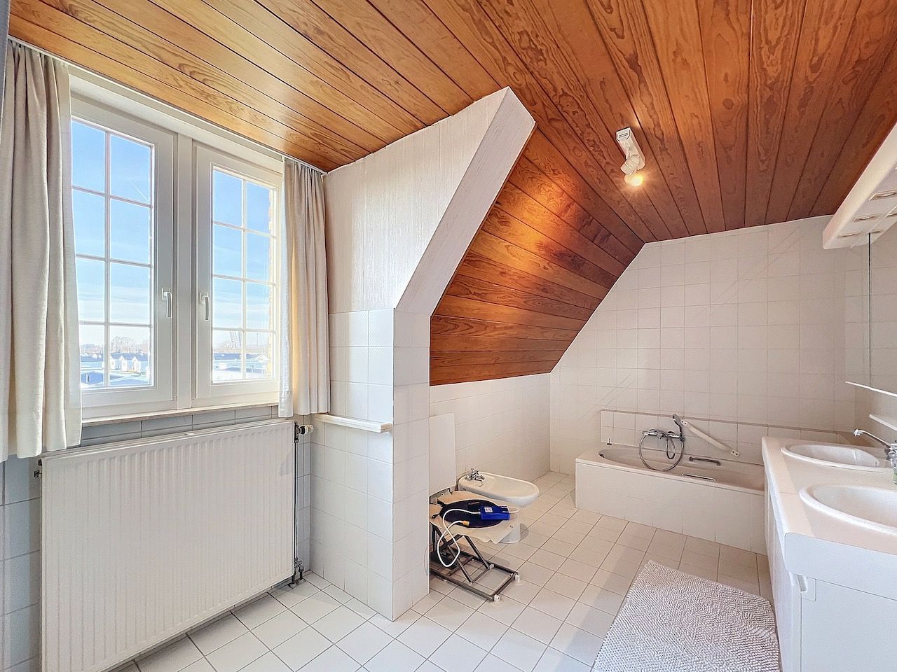 Goed onderhouden, ruime villa met prachtige tuin foto 25