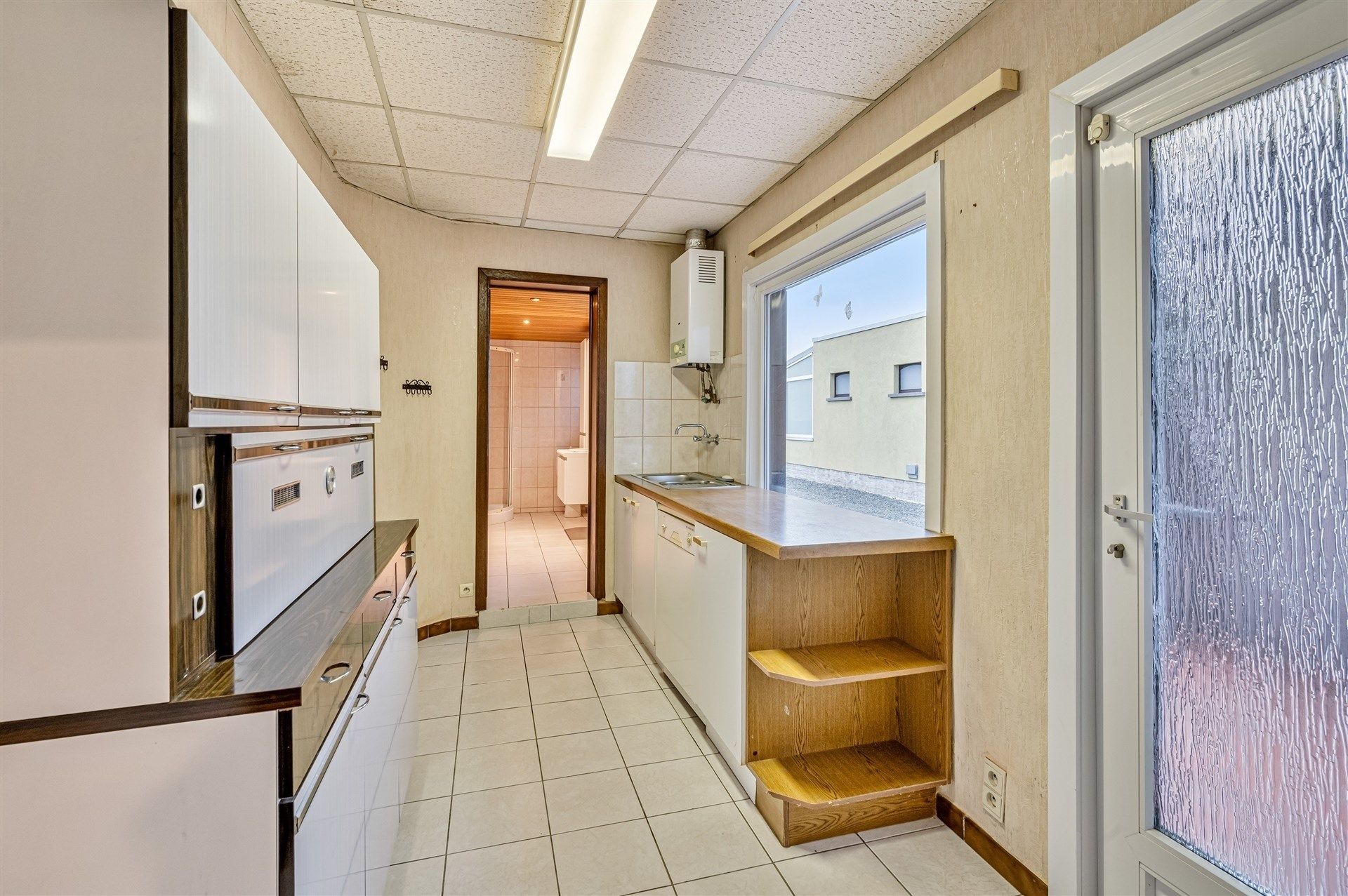 Bijzonder ruime woning met tuin en garage foto 13