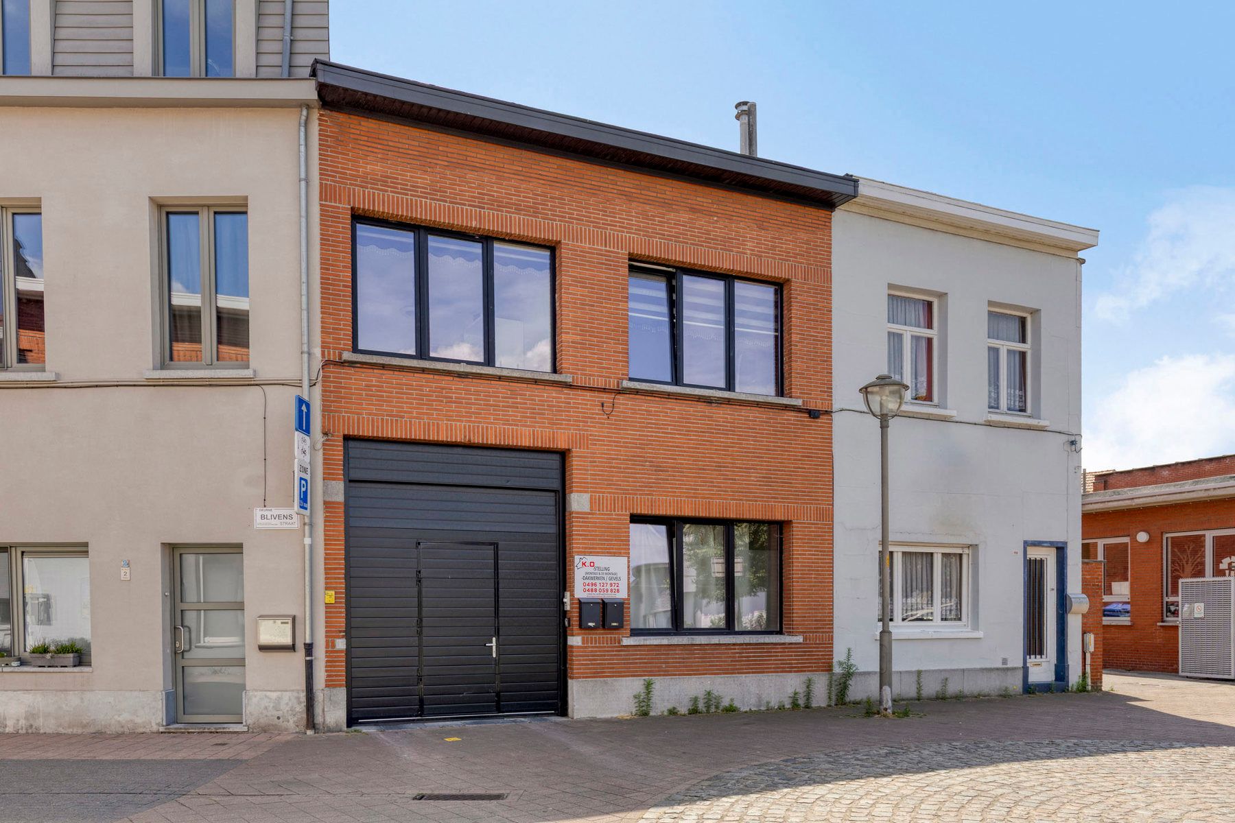 IN OPTIE - Woning met ruim magazijn en bureelruimte. foto {{pictureIndex}}