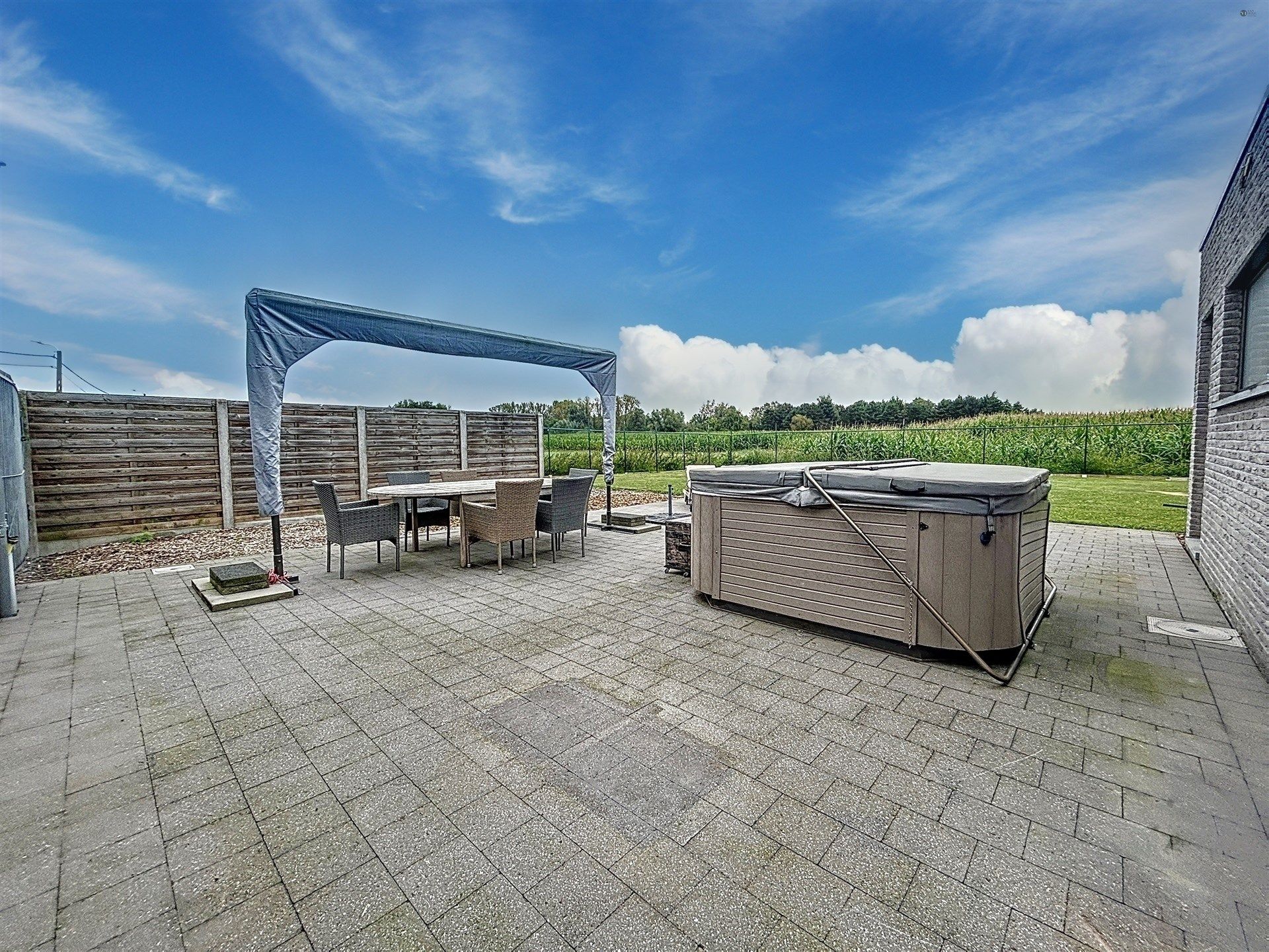 Ruime open bebouwing met 4 slaapkamers op perceel van 828 m²  op toplocatie. foto 7