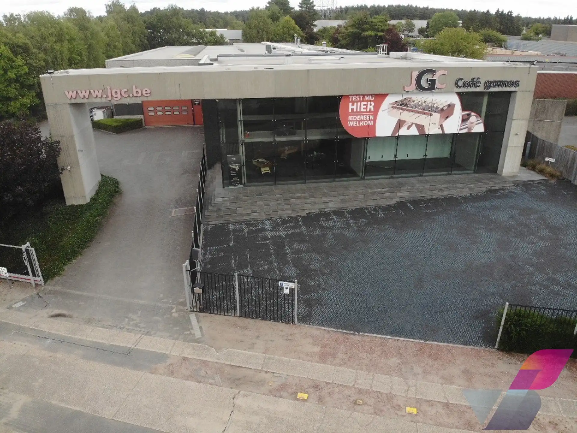 SEMI-INDUSTRIEEL GEBOUW OP ZICHTLOCATIE foto {{pictureIndex}}