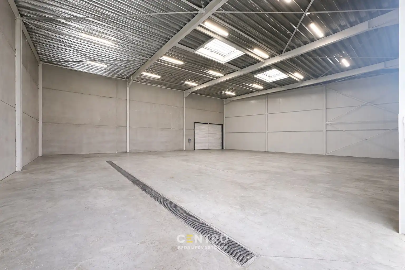 NB MAGAZIJN (345m²) met elektrische sectionaalpoort en sanitair blok te huur op industriezone "Herdersbrug" te 8000 Brugge foto 2