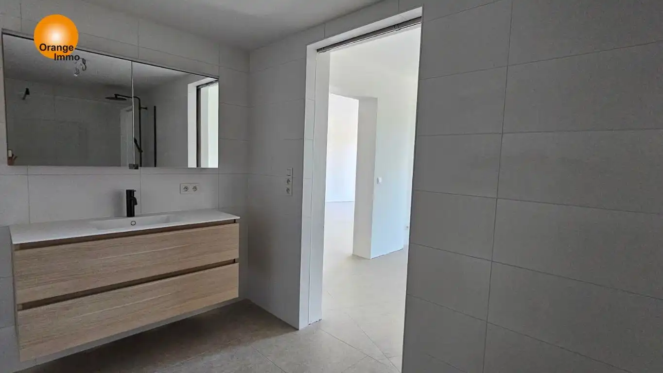 Nieuwbouwappartement met één slaapkamer gelegen in het commercieel en bruisend centrum van Eisden. Een appartement voor wie wil wonen in een gezellig en comfortabel complex voorzien van tal van faciliteiten. foto 6