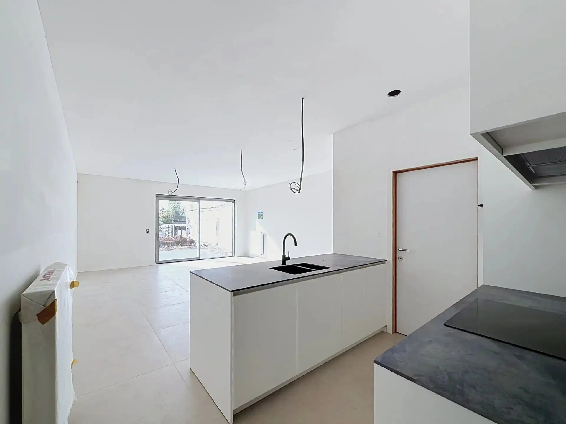 Luxueus en modern afgewerkt gelijkvloers appartement met tuin en 1 slaapkamer. foto 12
