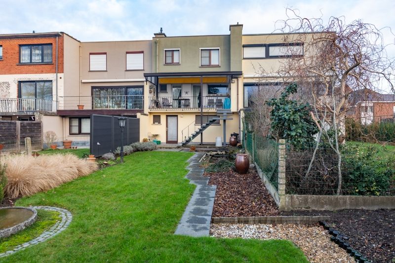 Tot in de puntjes onderhouden woning met 3 slaapkamers, ruime garage en tuin (ENERGIELABEL C). foto 3