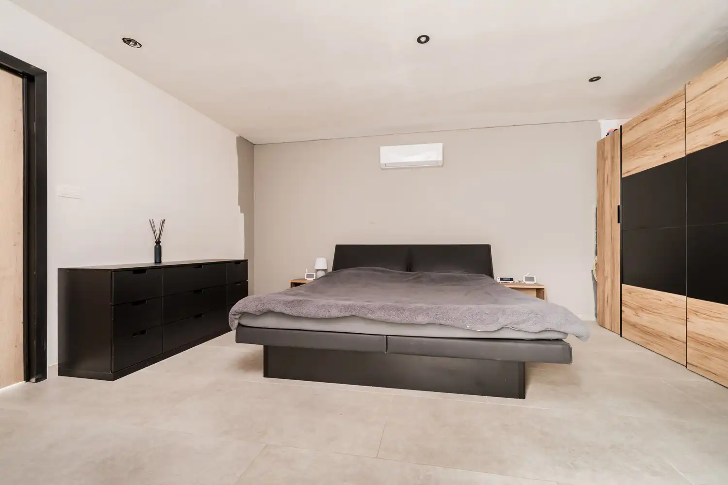 Ruime gerenoveerde woning met 4 slaapkamers en prachtige tuin foto 10