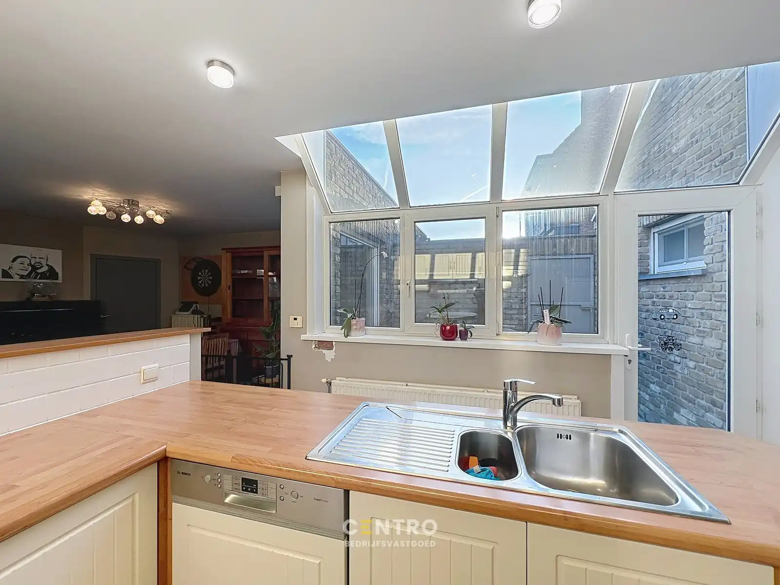 WOONST (4 slpk) met praktijkruimte, garages en extra STALLING op een ruim perceel van 820m²  te Gistel ! foto 11