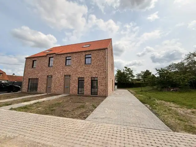 Halfopen nieuwbouwwoning met 4 slaapkamers gelegen te Opitter. foto 2