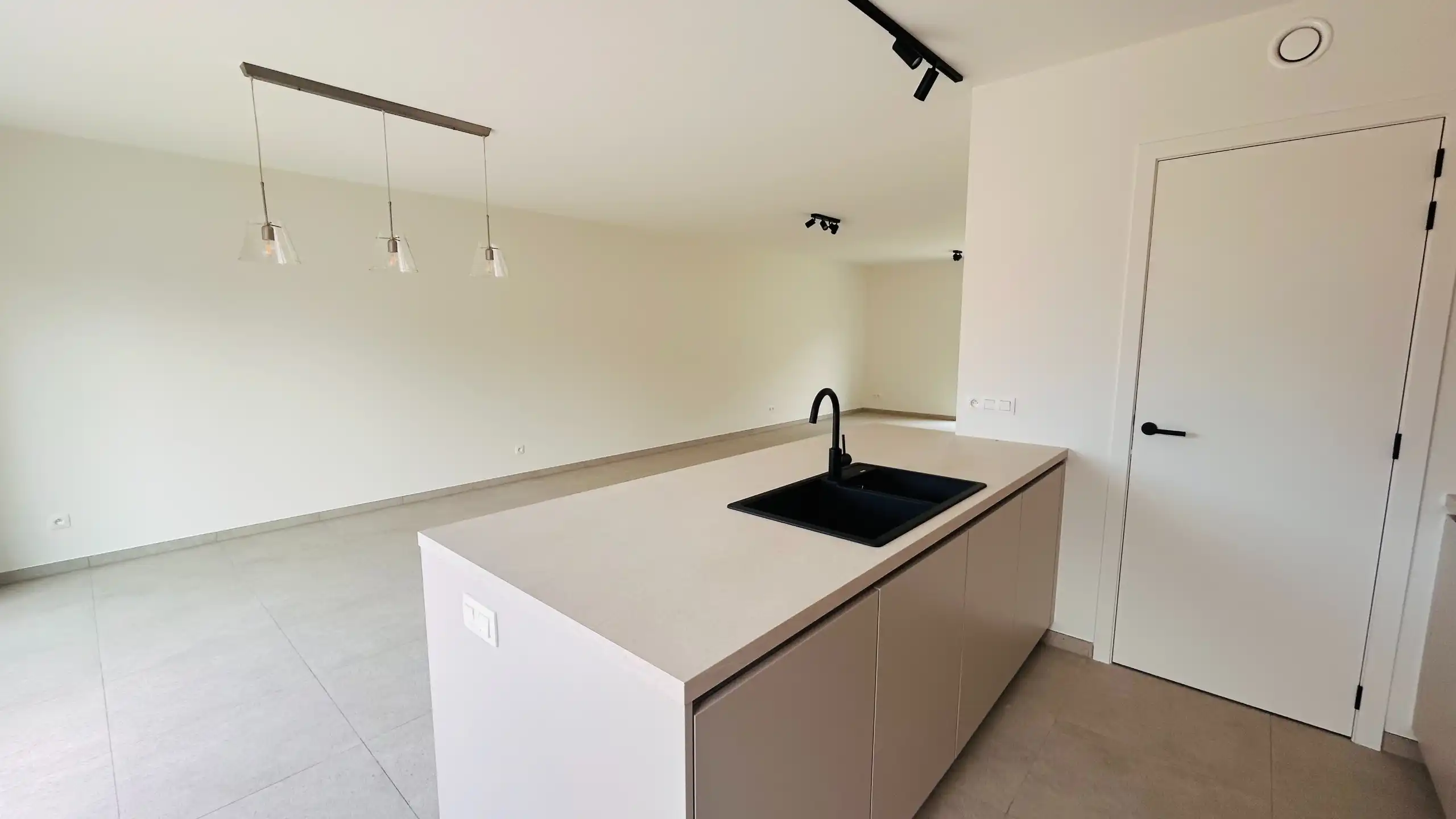 Ruime nieuwbouwwoning met 3 slaapkamers en eigen parkeerplaats in groene woonwijk De Weverie foto 4