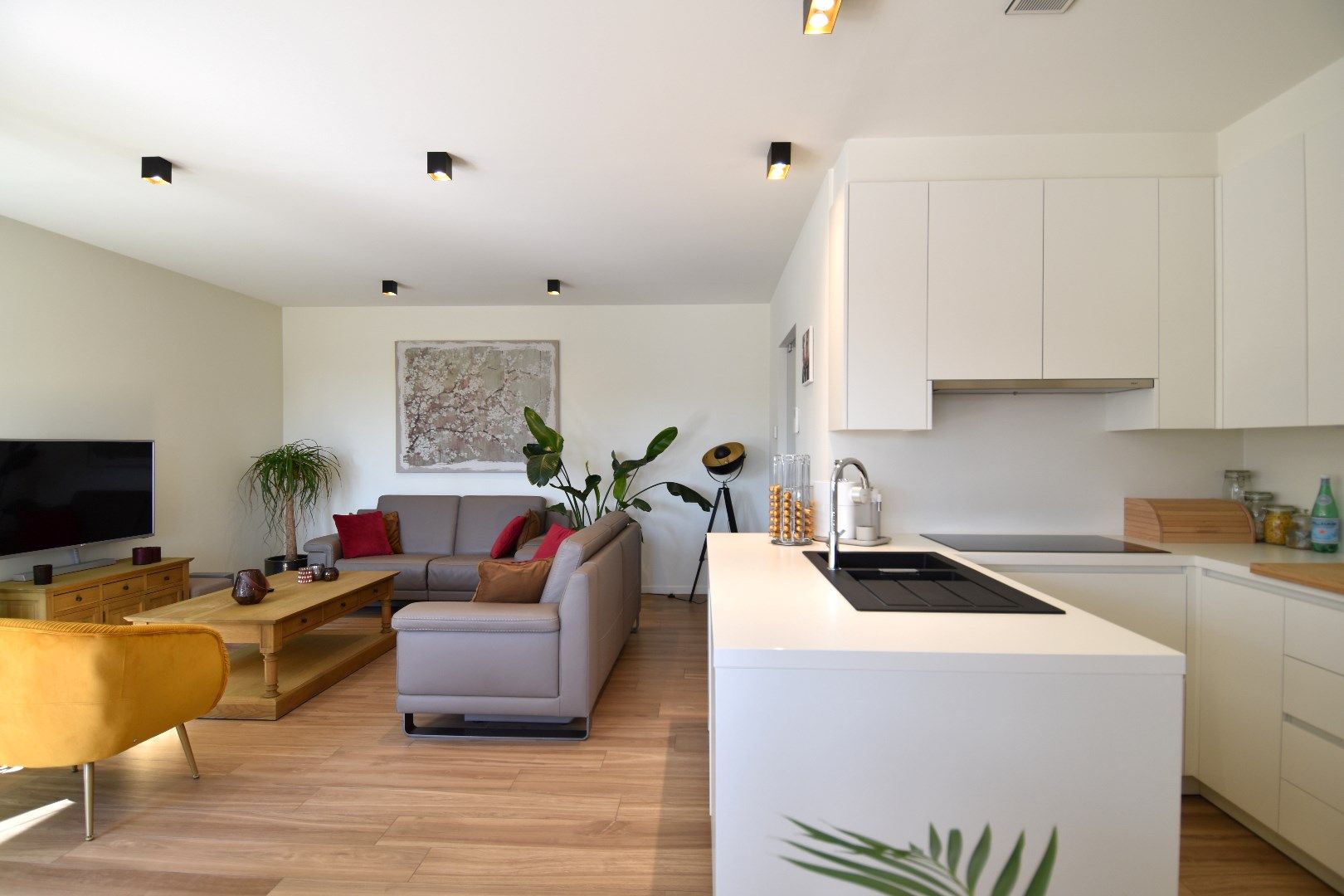 Luxueus afgewerkt 2 slpk appartement met zuidgericht terras te koop in Roeselare foto 2