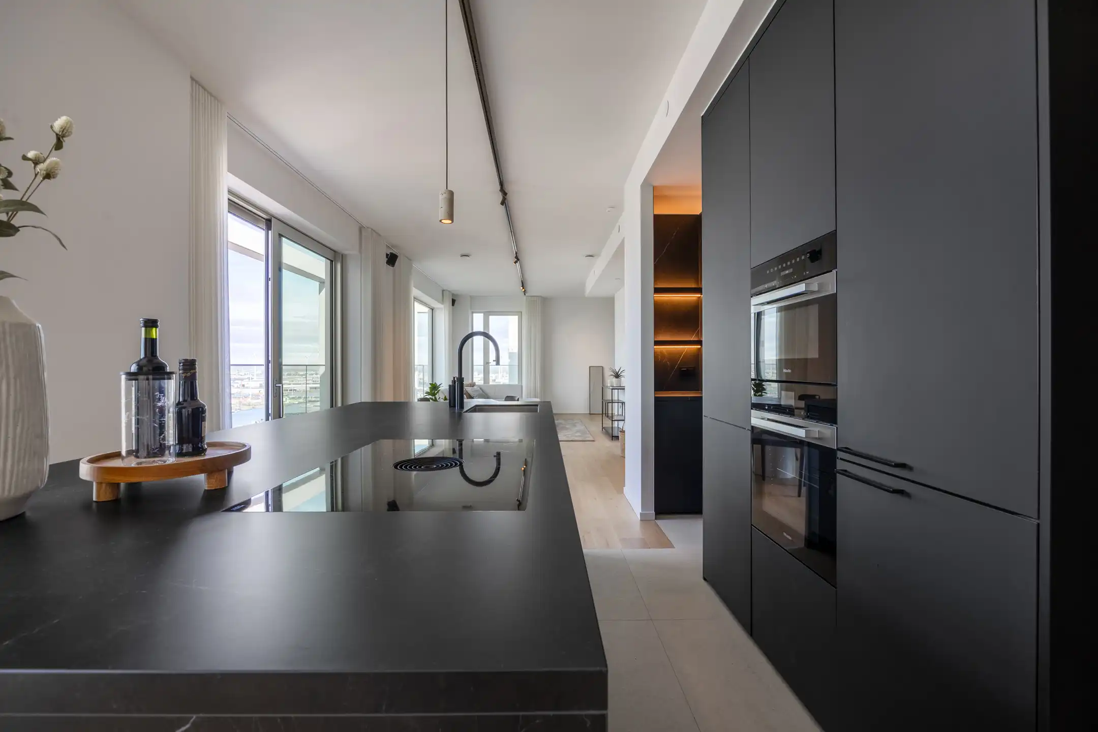 Stijlvol penthouse met panoramisch zicht op stad en haven foto 11