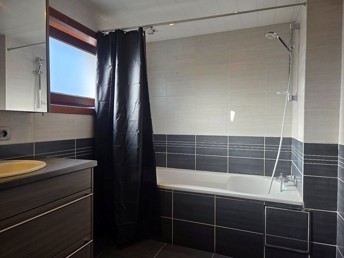 Woning met 3 slpks, schuur met 3 stallen en weiland op 2.288 m² nabij Geel-centrum ! foto 17