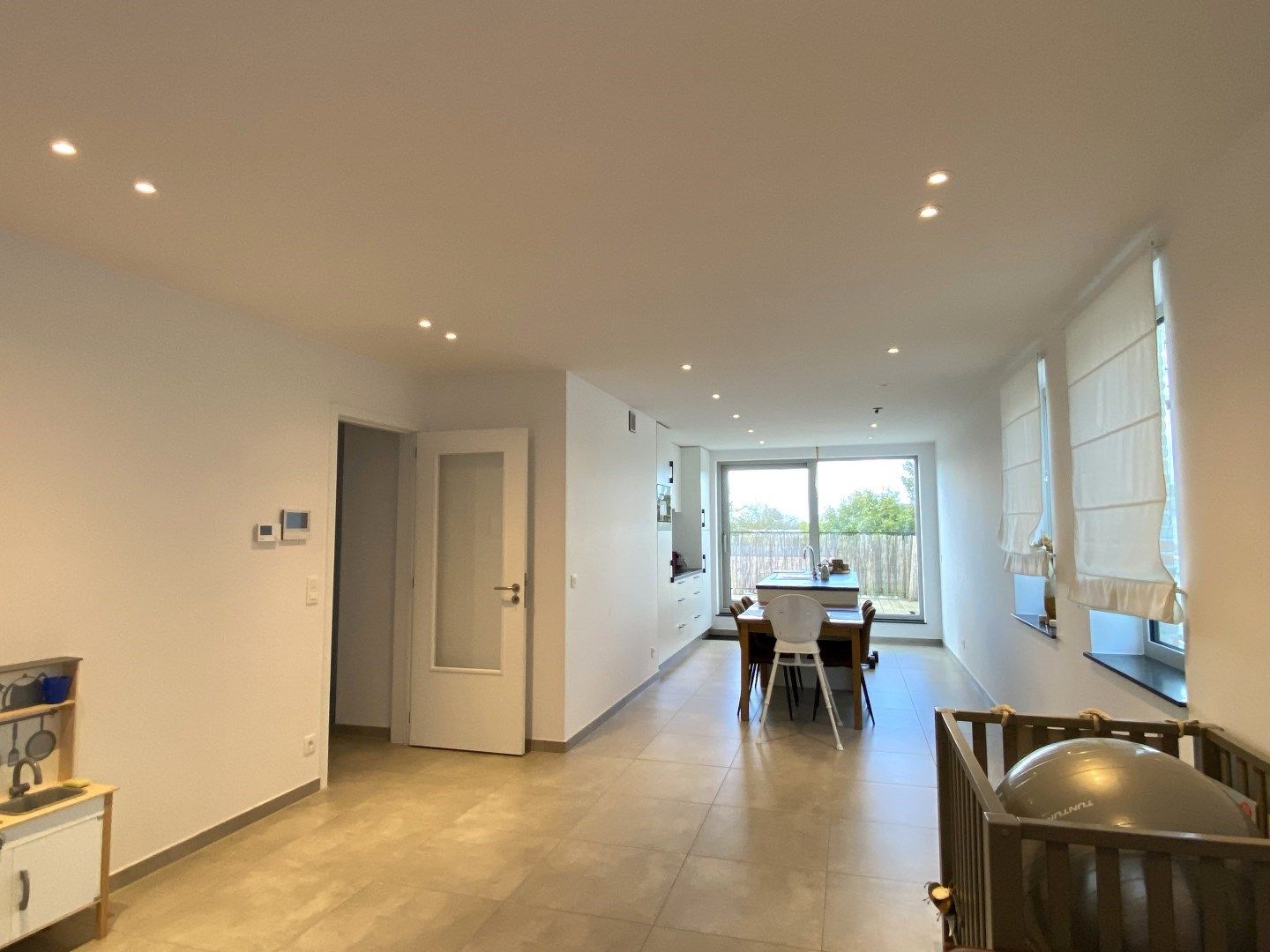 INSTAPKLAAR APPARTEMENT MET 2 SLPKS TERRAS | STAANPLAATS EN GARAGE foto 3