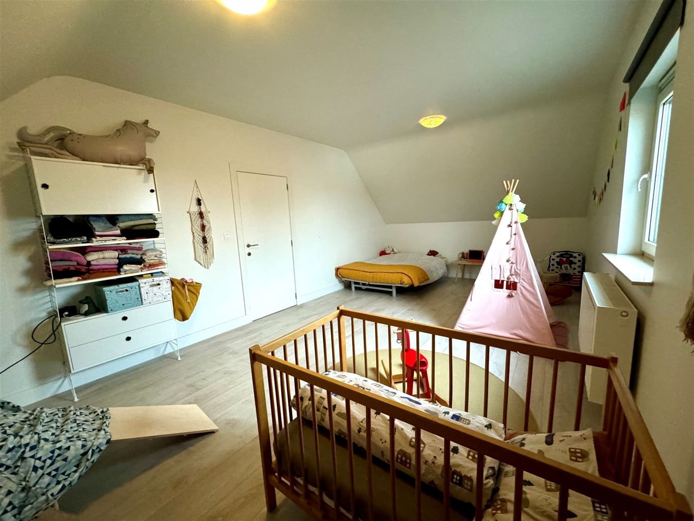 Prachtig duplex-appartement met 3 ruime slaapkamers, groot terras en aparte garage, rustig gelegen nabij het centrum van Maaseik. foto 12