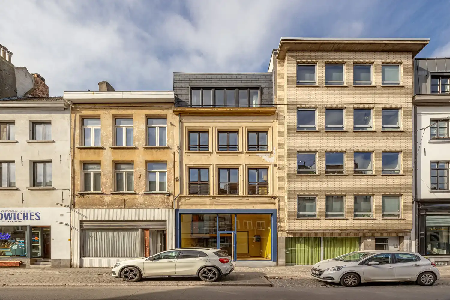 Veelzijdig opbrengsteigendom met aparte woongelegeheid en buitenruimte op A-locatie te Antwerpen met 2 aparte ingangen! foto {{pictureIndex}}