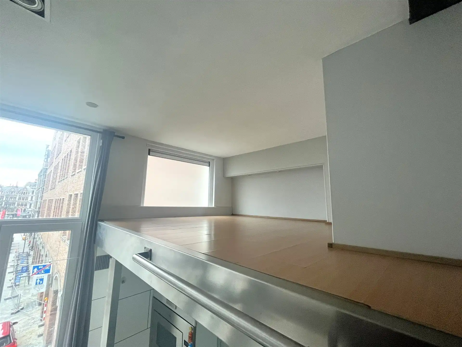Gemeubelde studio met mezanine aan de Grote Markt! foto 6