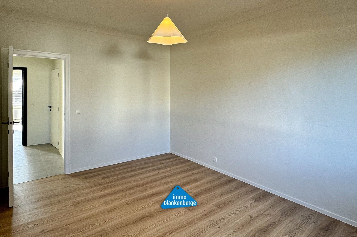Modern Gerenoveerd Appartement met 2 Slaapkamers foto 14