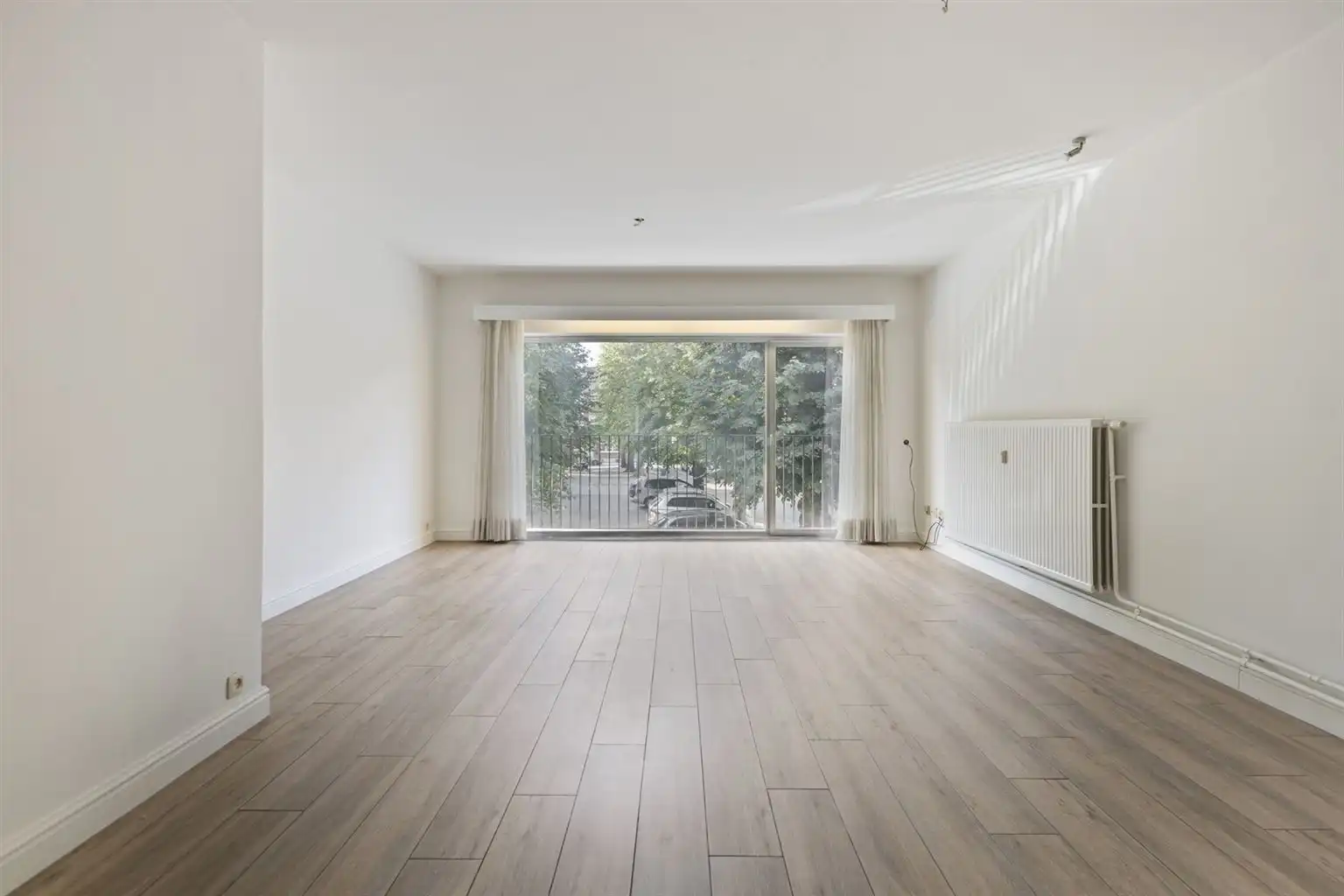 Instapklaar, gerenoveerd appartement met 3 slaapkamers, 2 terrassen en ruime garagebox gelegen op een toplocatie in het centrum van Maaseik, nabij de markt & met zicht op het Kerkplein. foto 2