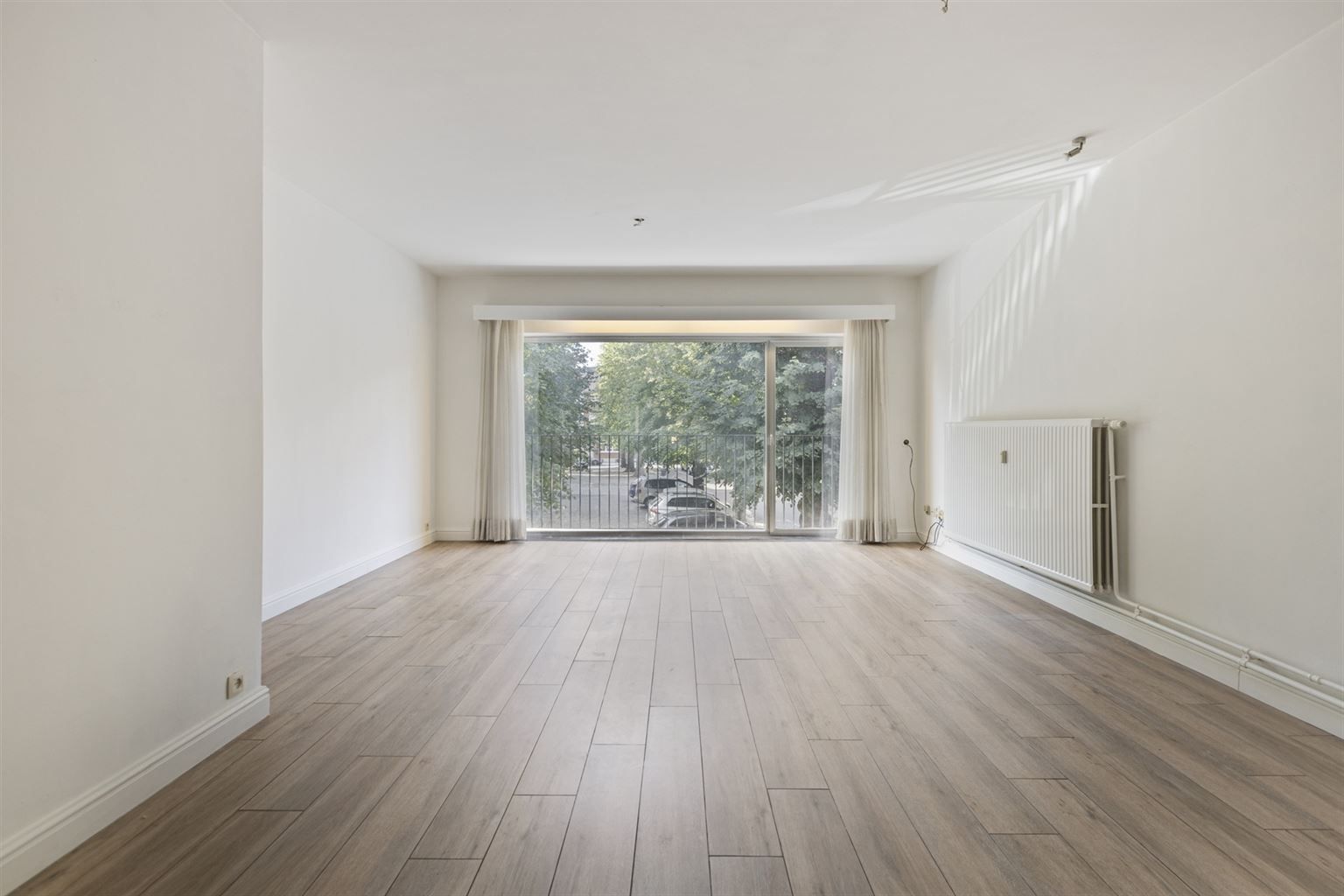 Instapklaar, gerenoveerd appartement met 3 slaapkamers, 2 terrassen en ruime garagebox gelegen op een toplocatie in het centrum van Maaseik, nabij de markt & met zicht op het Kerkplein. foto 2