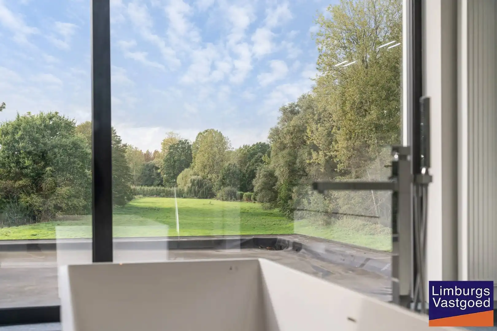 Exclusieve woning met praktijkruimte en zicht op weilanden foto 26