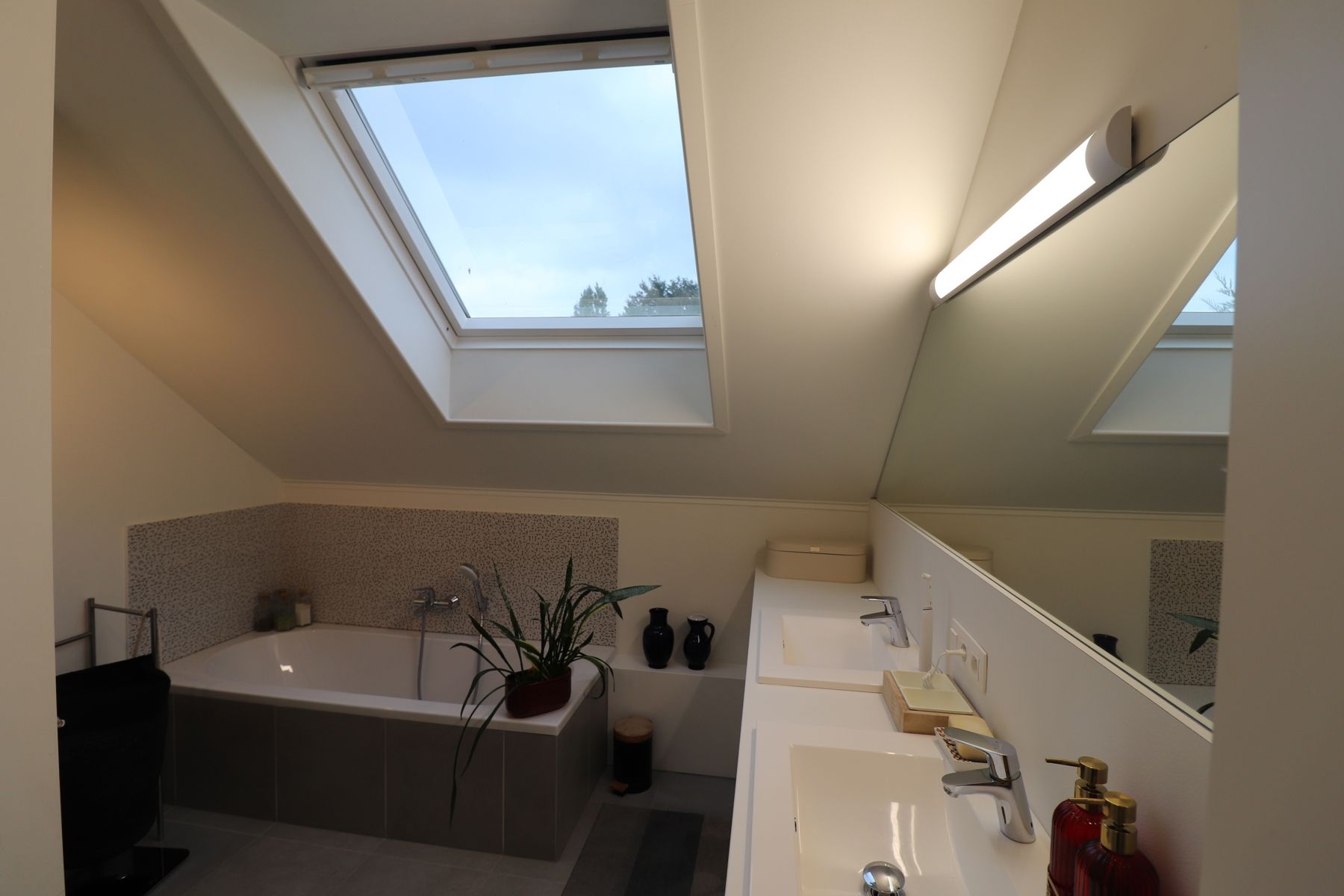 Modern en energiezuinig 2-slaapkamerappartement met carport en ruim terras. foto 8