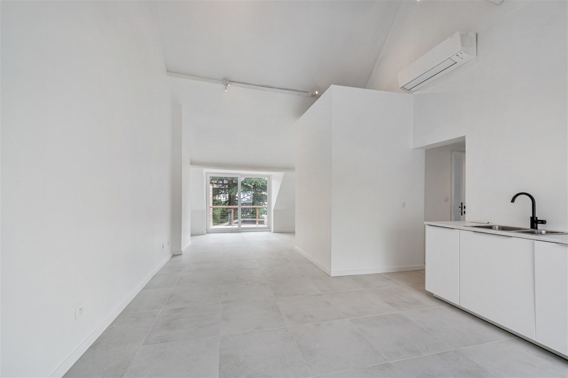 Instapklaar appartement met terras op toplocatie in het centrum foto {{pictureIndex}}