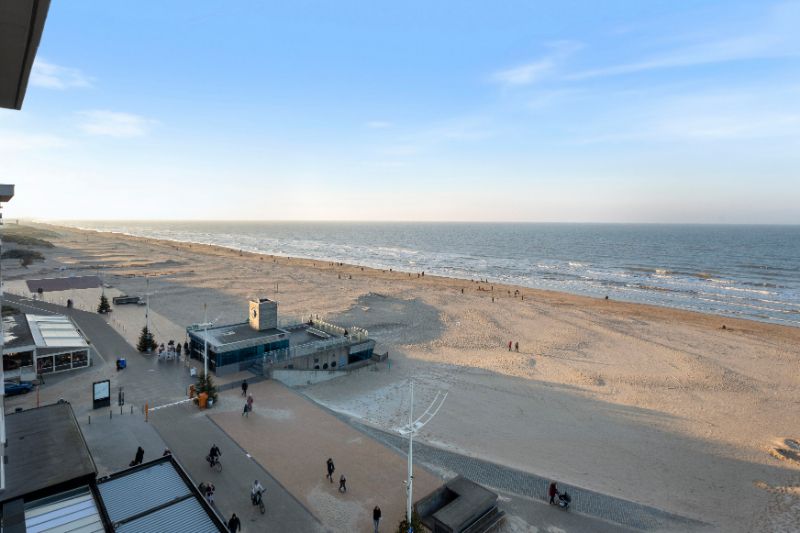 Gerenoveerd 3 slaapkamer, 2 badkamer appartement op de zeedijk in Sint-Idesbald met balkon foto 18