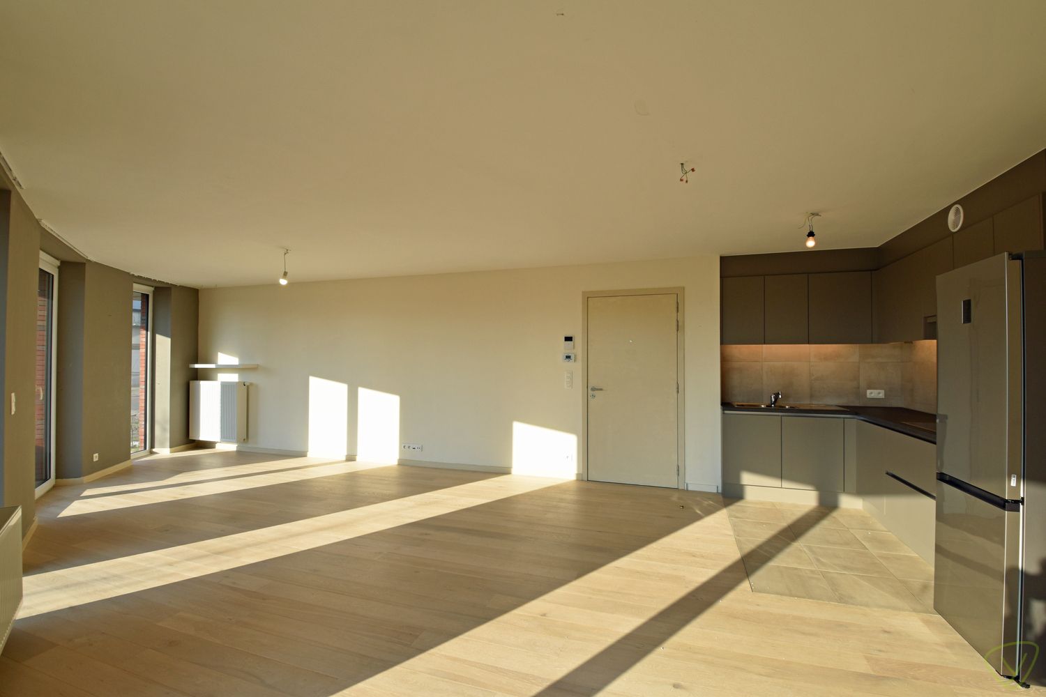 Zonnig gelijkvloers appartement te huur met centrale ligging! foto 4