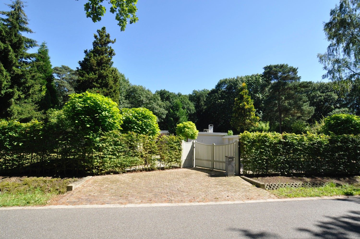 Royale villa-bungalow, top gelegen in bosrijke villawijk Zilverkust te Rekem foto 3